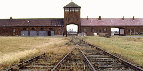 Příjezdová brána pro vlaky do koncetračního tábora v Osvětimi-Birkenau